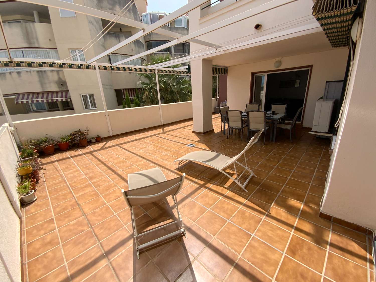 DEMI-SAISON. LOCATION DU 1.9.24-30.6.25 BEL APPARTEMENT SUR LA PLAGE DE LA 2ÈME LIGNE À BENALMADENA