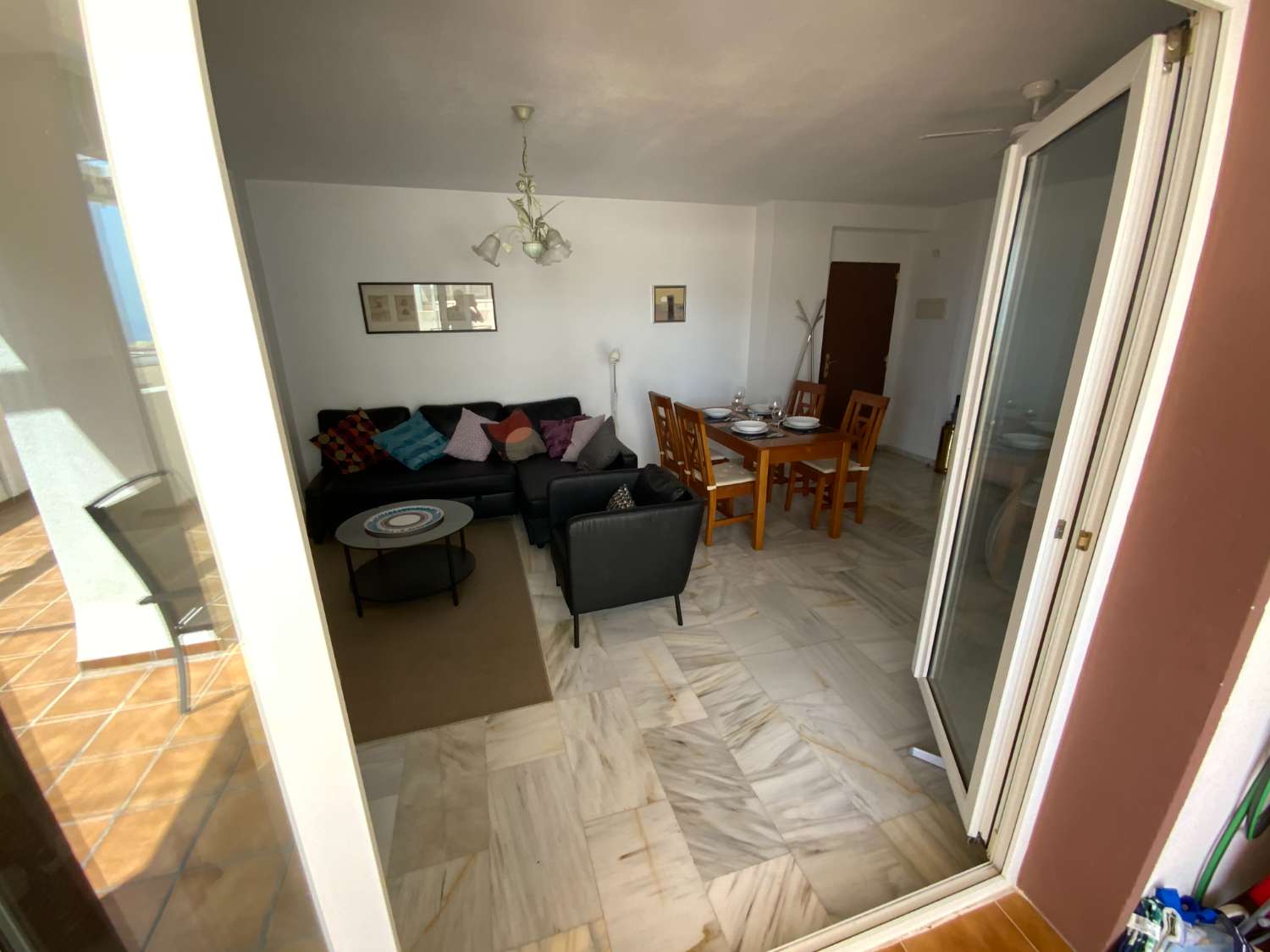 DEMI-SAISON. LOCATION DU 1.9.24-30.6.25 BEL APPARTEMENT SUR LA PLAGE DE LA 2ÈME LIGNE À BENALMADENA