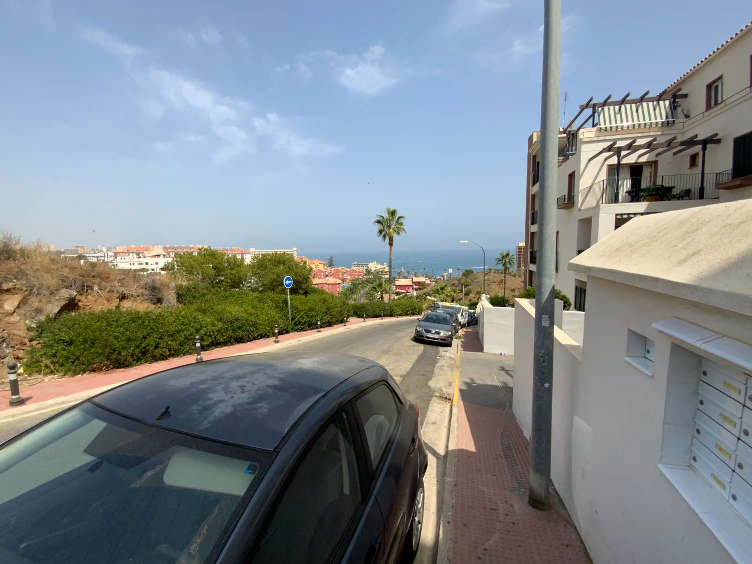 DEMI-SAISON. LOCATION DU 1.9.24-30.6.25 BEL APPARTEMENT SUR LA PLAGE DE LA 2ÈME LIGNE À BENALMADENA