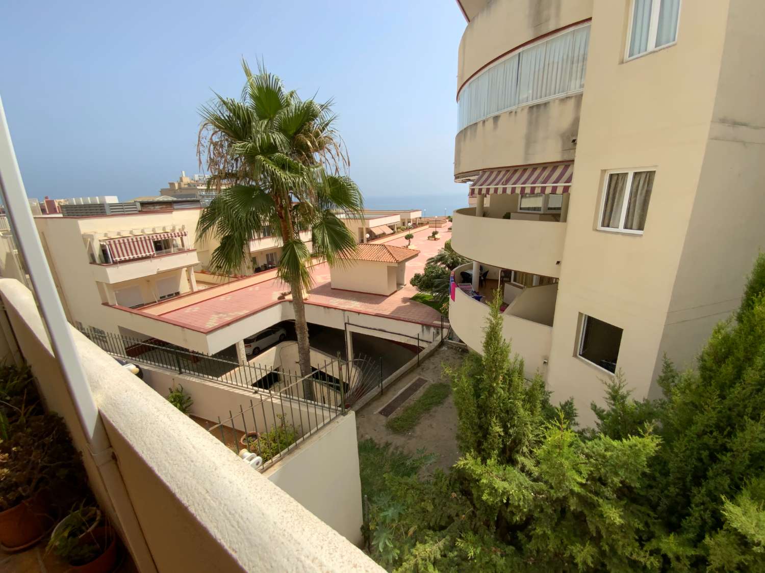 DEMI-SAISON. LOCATION DU 1.9.24-30.6.25 BEL APPARTEMENT SUR LA PLAGE DE LA 2ÈME LIGNE À BENALMADENA