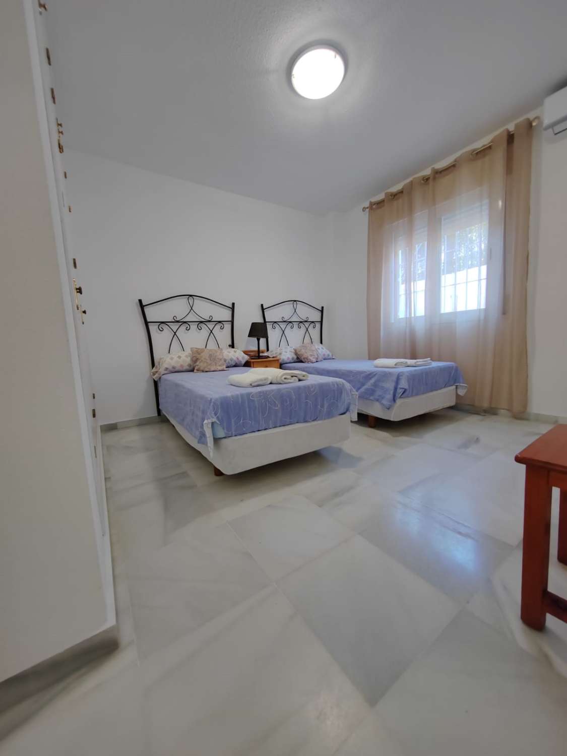 LOCATION À MOYEN TERME DU 8.8.24- 30.6.25 BEL APPARTEMENT AVEC VUE SUR LA MER À BENALMADENA