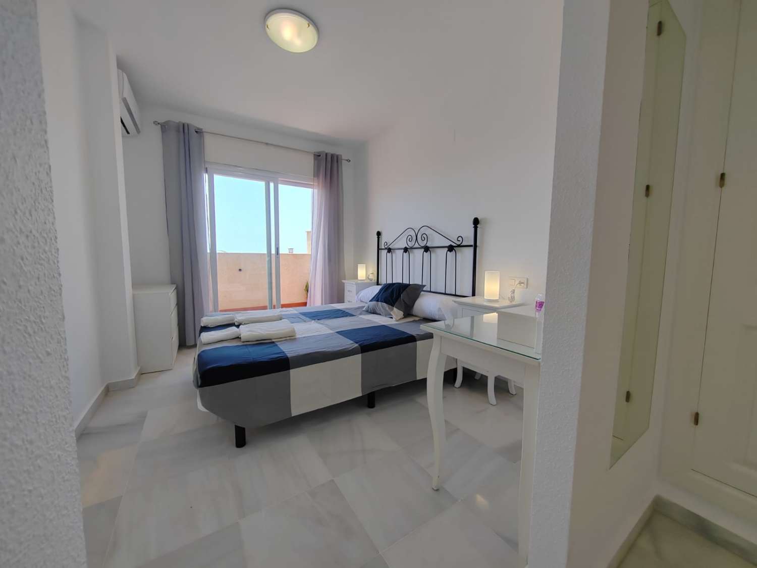 LOCATION À MOYEN TERME DU 8.8.24- 30.6.25 BEL APPARTEMENT AVEC VUE SUR LA MER À BENALMADENA