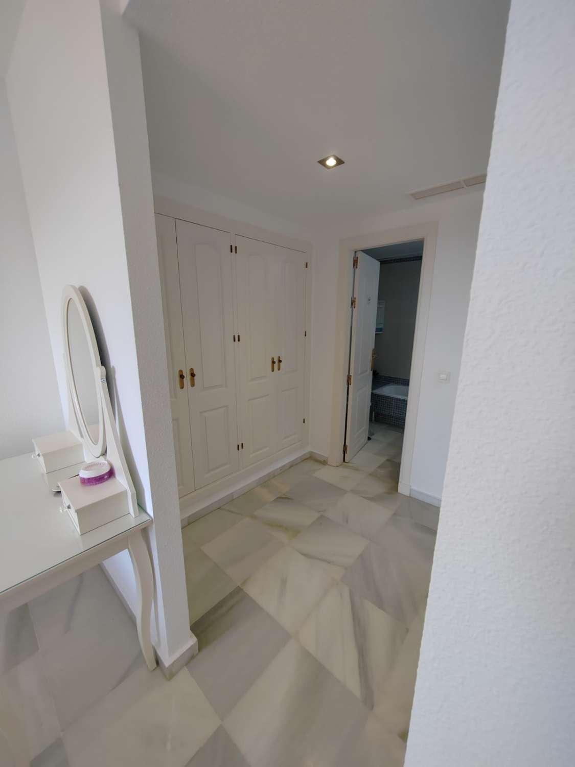 LOCATION À MOYEN TERME DU 8.8.24- 30.6.25 BEL APPARTEMENT AVEC VUE SUR LA MER À BENALMADENA