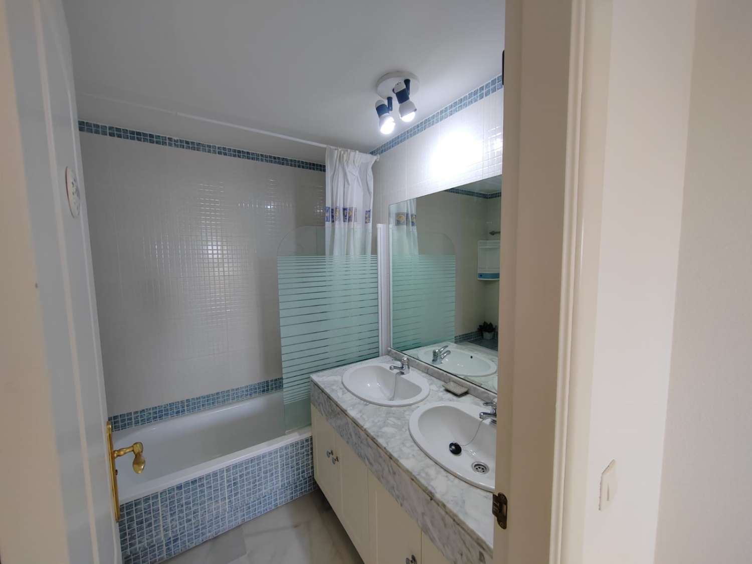 LOCATION À MOYEN TERME DU 8.8.24- 30.6.25 BEL APPARTEMENT AVEC VUE SUR LA MER À BENALMADENA