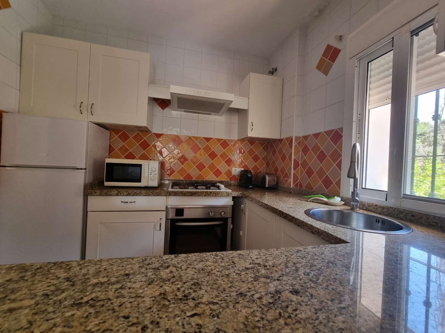 DEMI-SAISON.  LOUÉ DU 1.9.24-30.6.25 BEL APPARTEMENT À BENAJARAFE SUR LA 2ÈME LIGNE DE PLAGE (MALAGA)