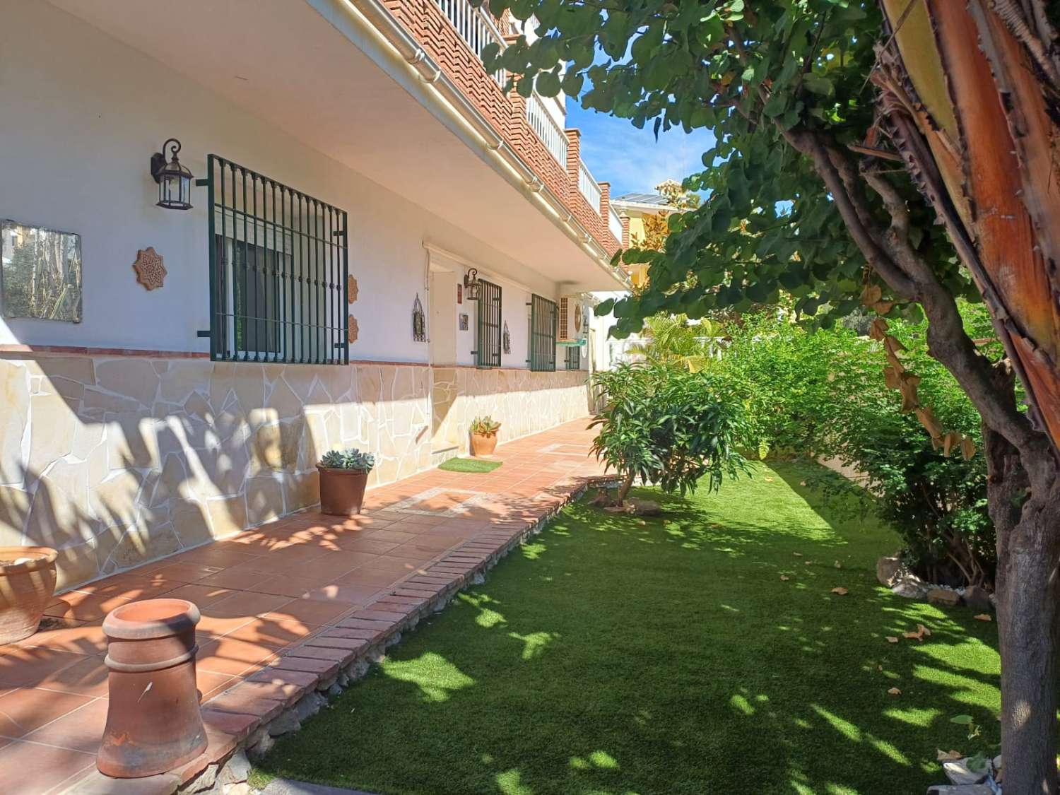 HALF SEIZOEN.  VERHUURD VAN 1.9.24-30.6.25 MOOI APPARTEMENT IN BENAJARAFE OP DE 2E LIJN VAN HET STRAND (MALAGA)