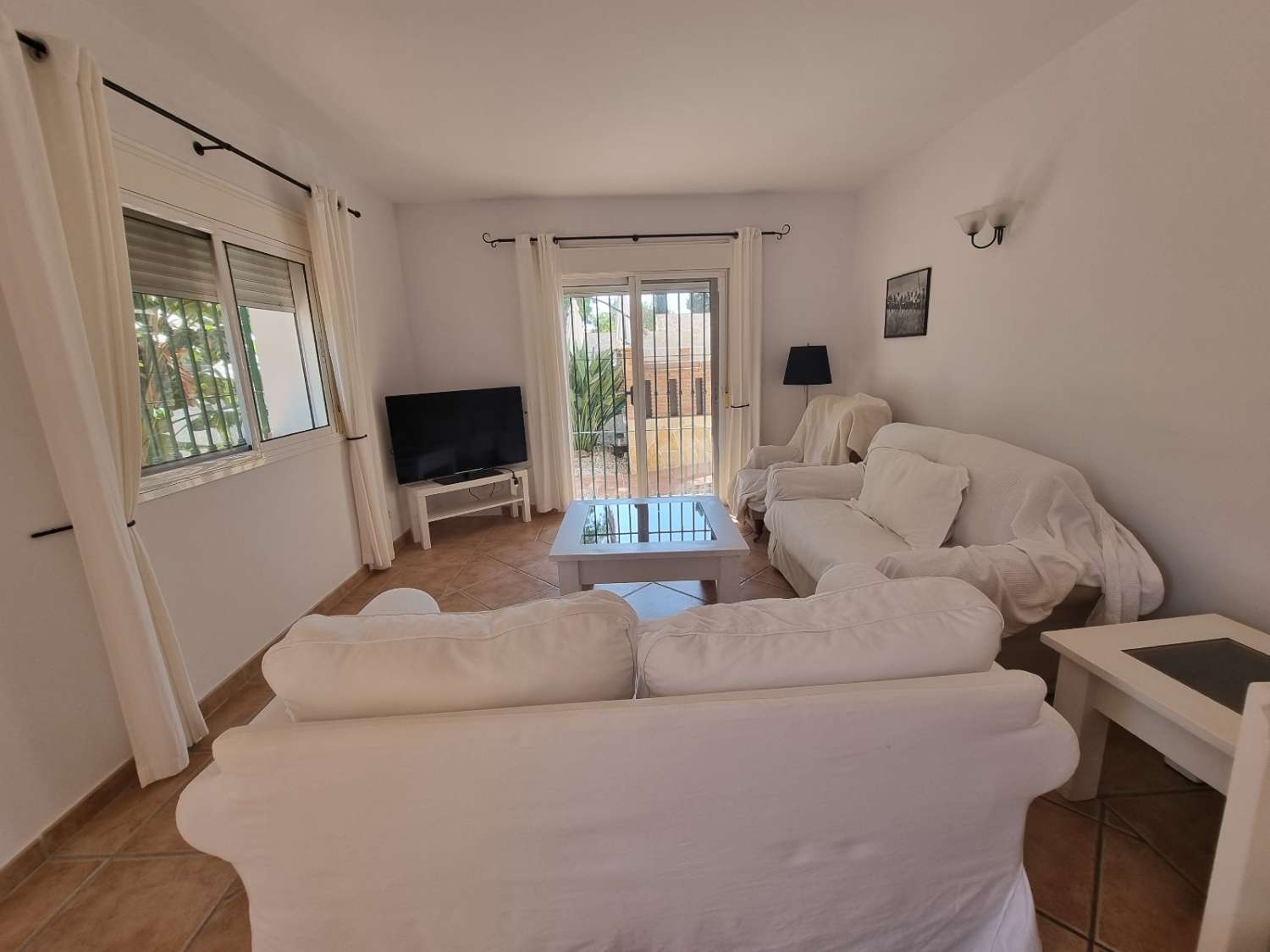 HALF SEIZOEN.  VERHUURD VAN 1.9.24-30.6.25 MOOI APPARTEMENT IN BENAJARAFE OP DE 2E LIJN VAN HET STRAND (MALAGA)