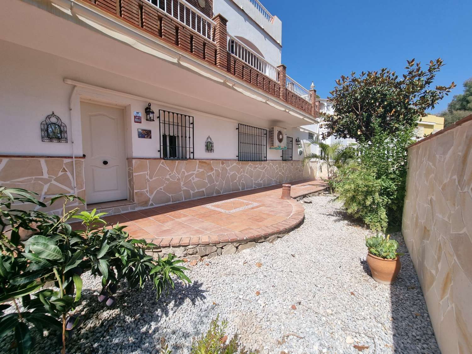 HALF SEIZOEN.  VERHUURD VAN 1.9.24-30.6.25 MOOI APPARTEMENT IN BENAJARAFE OP DE 2E LIJN VAN HET STRAND (MALAGA)