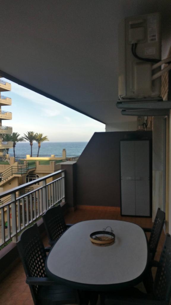 DEMI-SAISON. A LOUER DU 2.4.25-30.6.25 MAGNIFIQUE APPARTEMENT AVEC VUE SUR LA MER SUR LA 1ÈRE LIGNE DE LA PLAGE À LOS BOLICHES (FUENGIROLA)