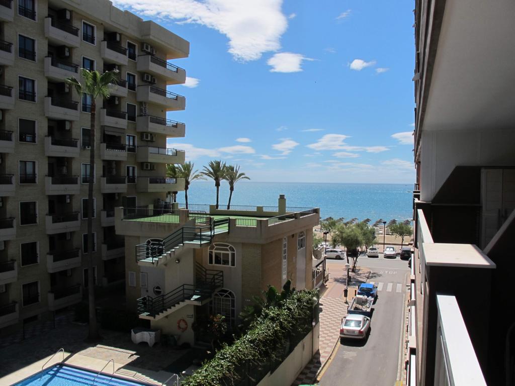 DEMI-SAISON. A LOUER DU 2.4.25-30.6.25 MAGNIFIQUE APPARTEMENT AVEC VUE SUR LA MER SUR LA 1ÈRE LIGNE DE LA PLAGE À LOS BOLICHES (FUENGIROLA)