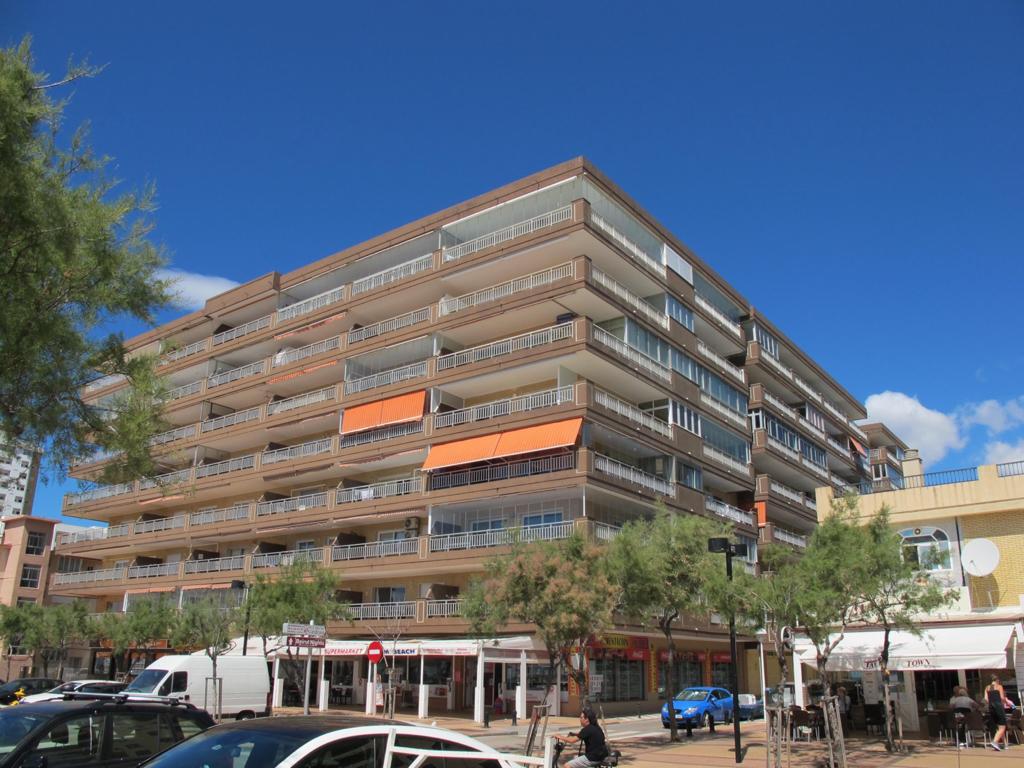 HALF SEIZOEN. TE HUUR VANAF 2.4.25-30.6.25 PRACHTIG APPARTEMENT MET UITZICHT OP ZEE OP DE 1E LIJN VAN HET STRAND IN LOS BOLICHES (FUENGIROLA)