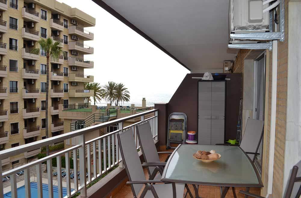 HALF SEIZOEN. TE HUUR VANAF 2.4.25-30.6.25 PRACHTIG APPARTEMENT MET UITZICHT OP ZEE OP DE 1E LIJN VAN HET STRAND IN LOS BOLICHES (FUENGIROLA)