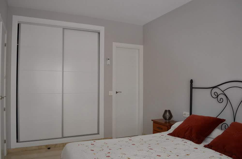 HALF SEIZOEN. TE HUUR VANAF 2.4.25-30.6.25 PRACHTIG APPARTEMENT MET UITZICHT OP ZEE OP DE 1E LIJN VAN HET STRAND IN LOS BOLICHES (FUENGIROLA)