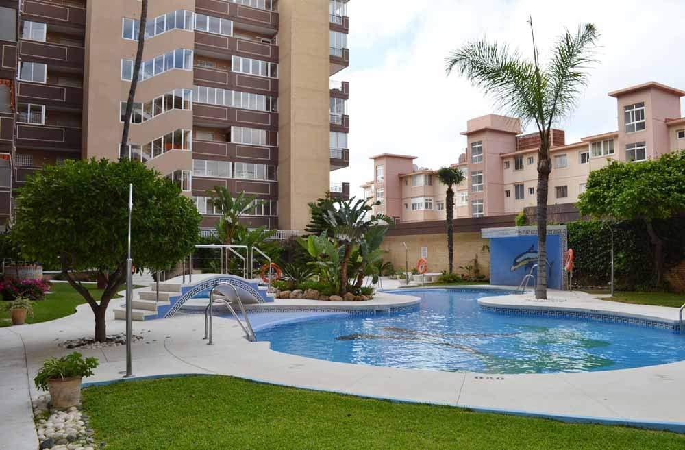 HALF SEIZOEN. TE HUUR VANAF 2.4.25-30.6.25 PRACHTIG APPARTEMENT MET UITZICHT OP ZEE OP DE 1E LIJN VAN HET STRAND IN LOS BOLICHES (FUENGIROLA)