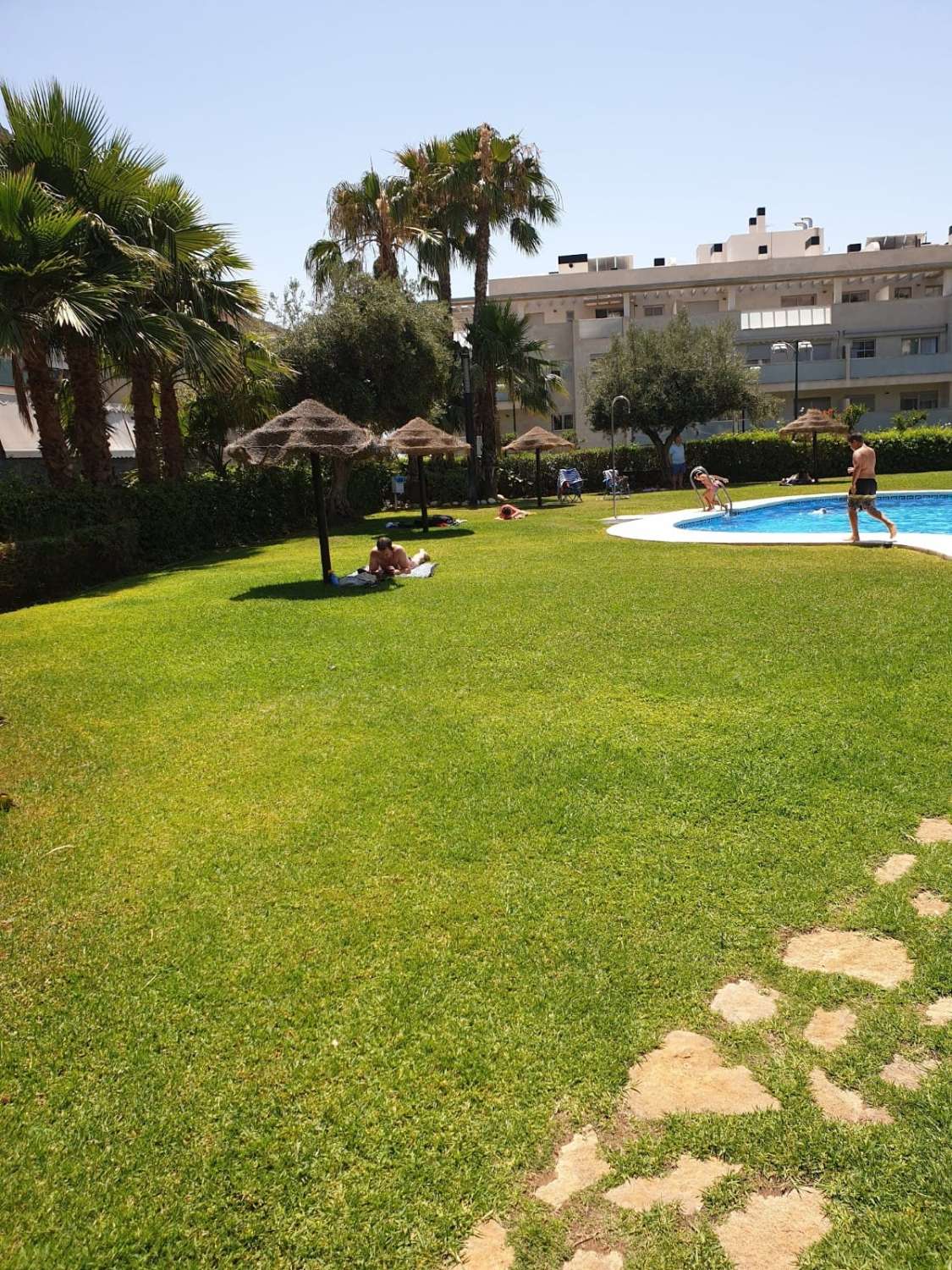 SE VENDE  BONITO APARTAMENTO EN ZONA DEL PINILLO CON VISTAS AL MAR (TORREMOLINOS)