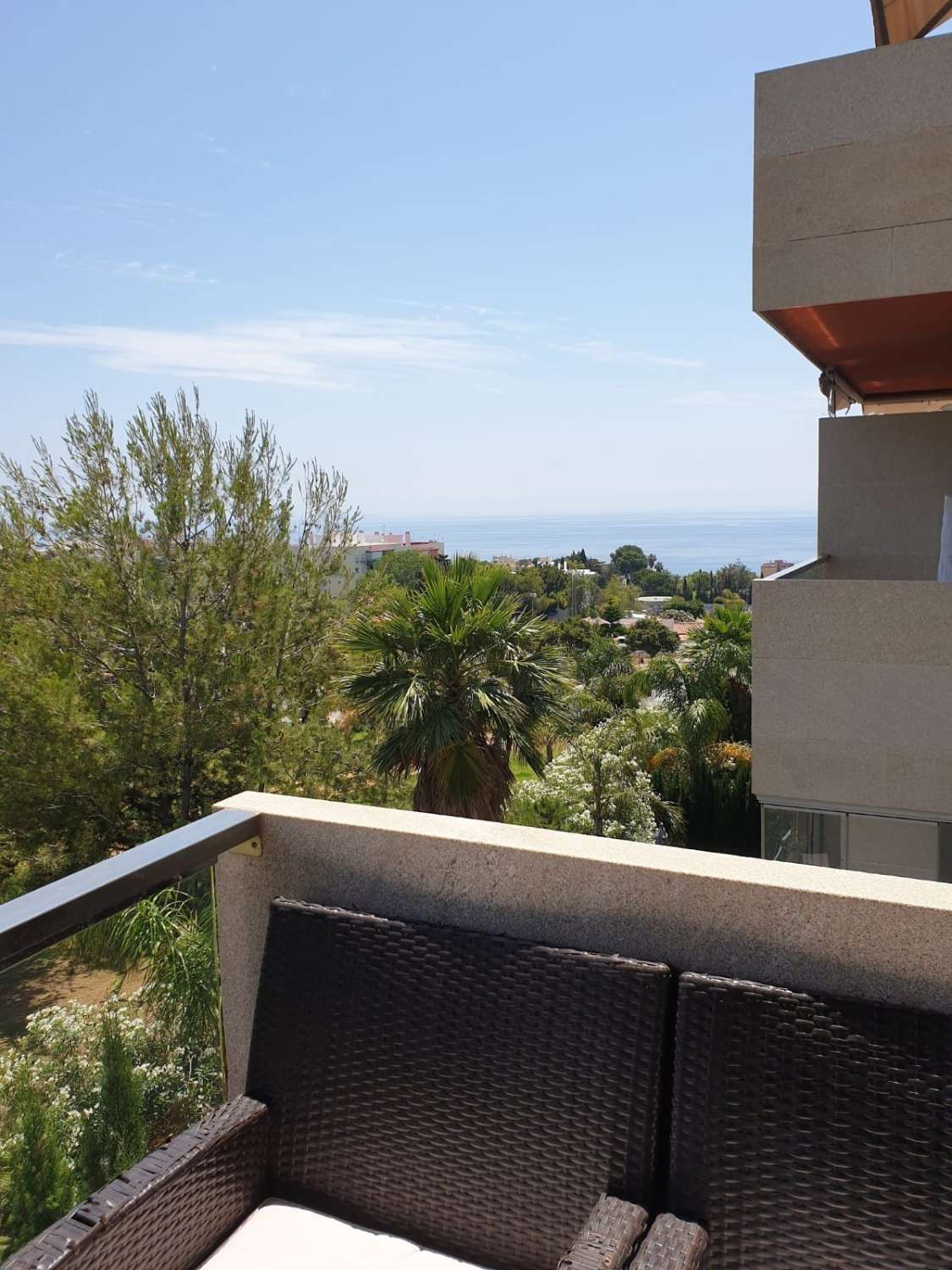 SE VENDE  BONITO APARTAMENTO EN ZONA DEL PINILLO CON VISTAS AL MAR (TORREMOLINOS)