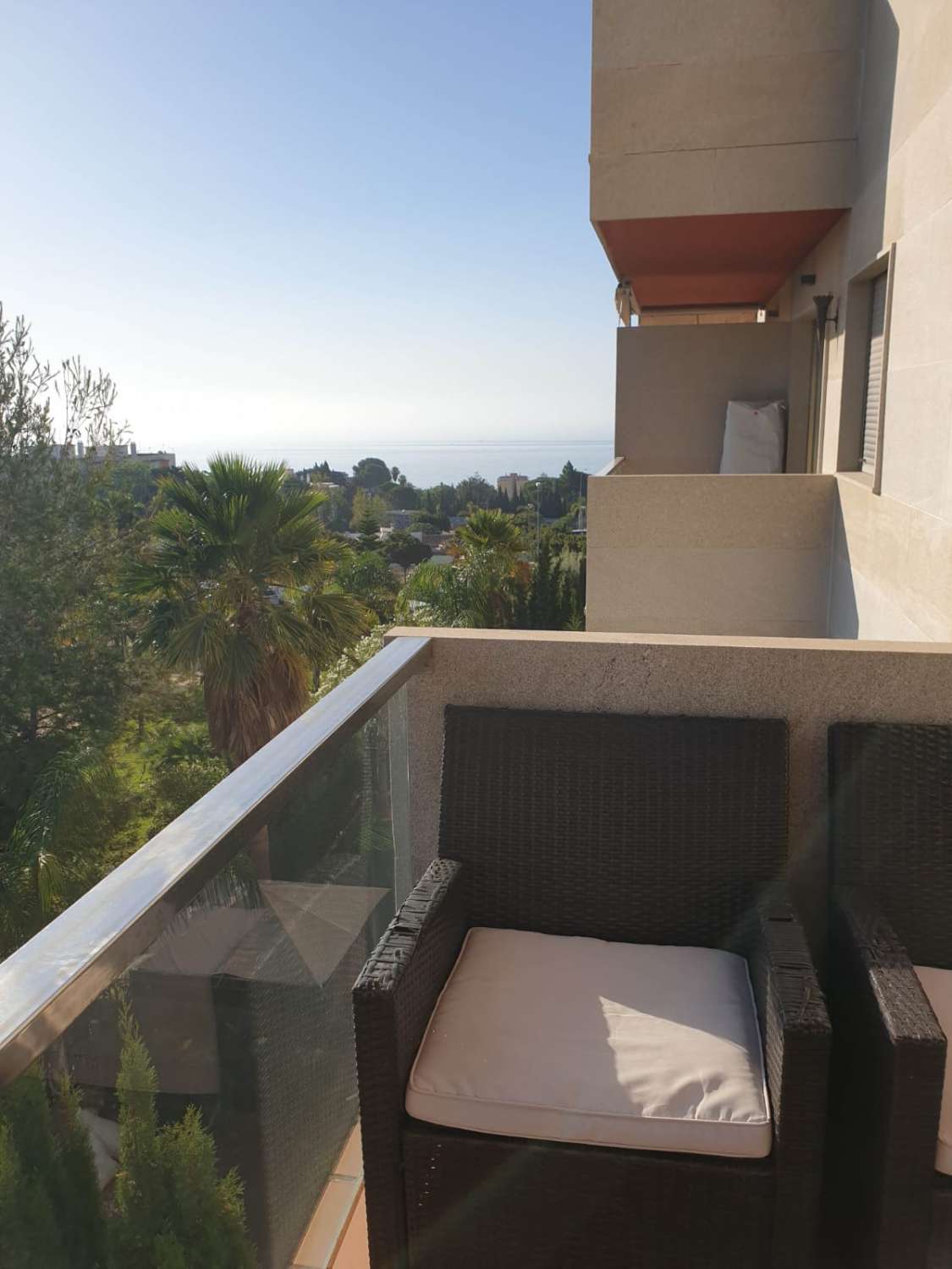 SE VENDE  BONITO APARTAMENTO EN ZONA DEL PINILLO CON VISTAS AL MAR (TORREMOLINOS)