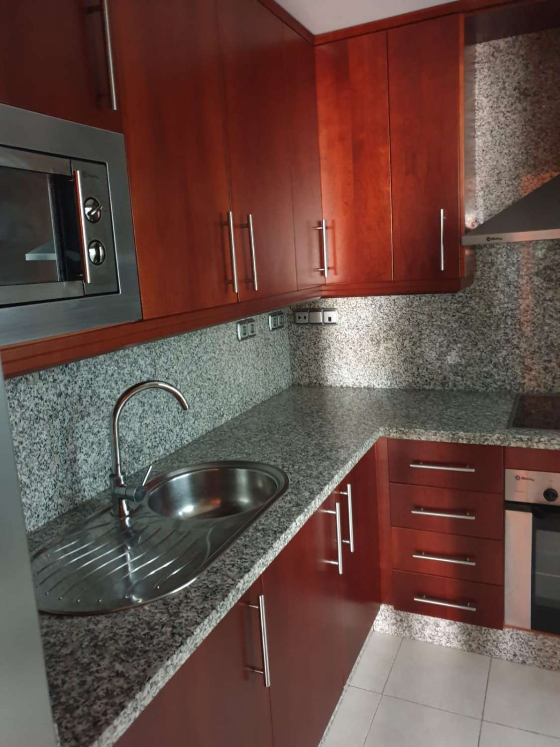 SE VENDE  BONITO APARTAMENTO EN ZONA DEL PINILLO CON VISTAS AL MAR (TORREMOLINOS)