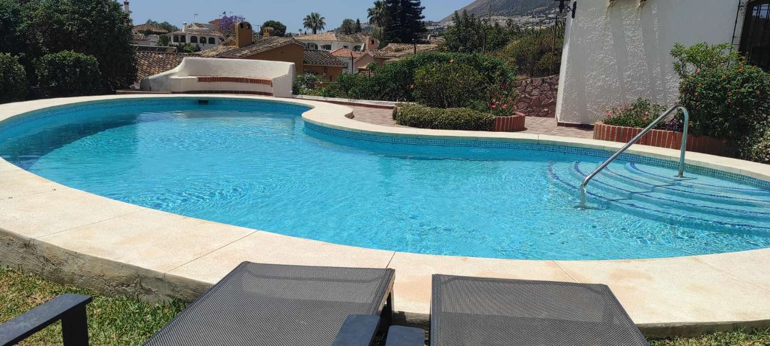 Une demi-saison. Belle villa avec vue sur la mer, dans l’un des meilleurs quartiers de Benalmadena