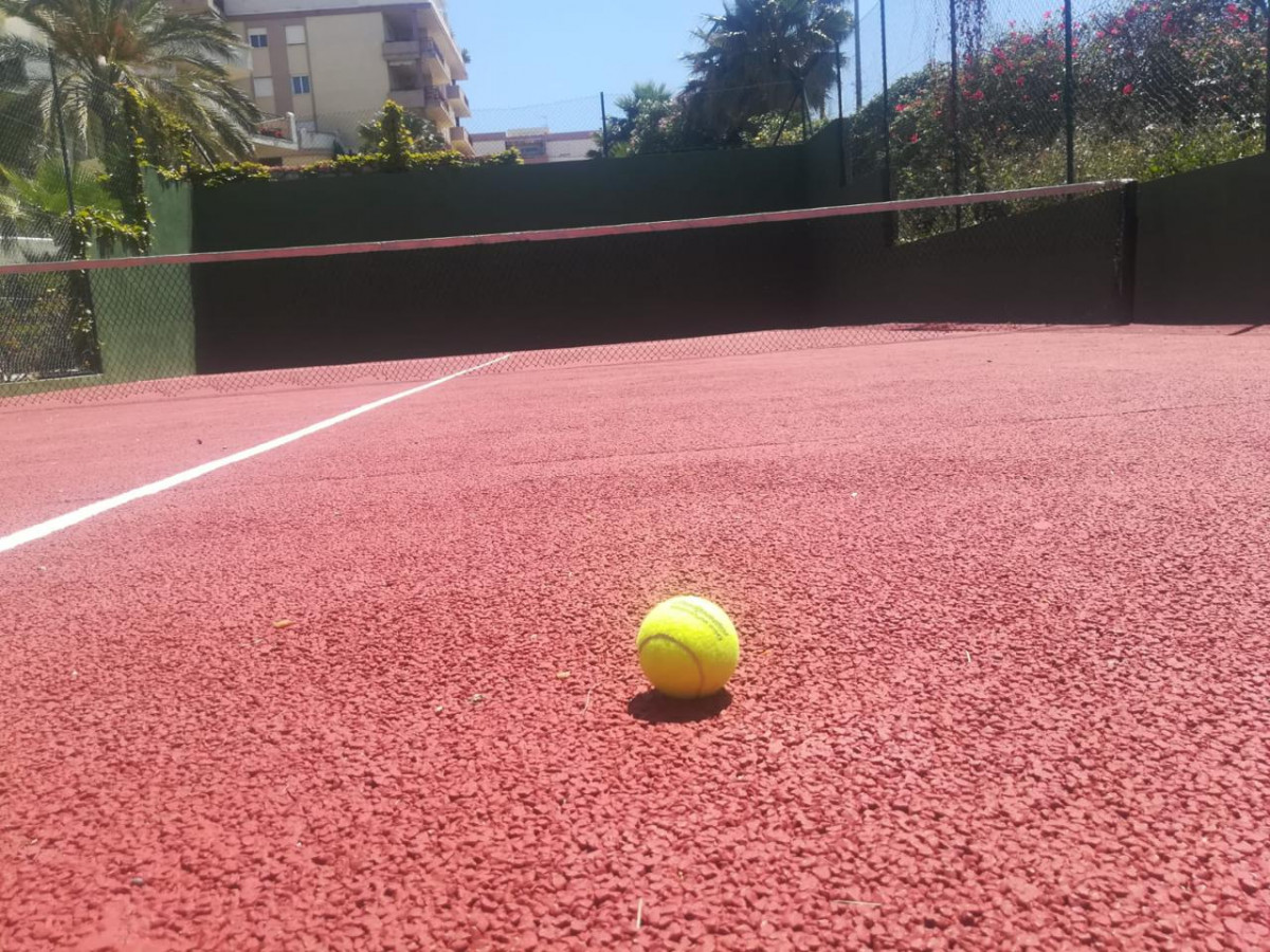 Uthyres MELLANSÄSONG från 2024-01-09 - 2025-06-30 Trevlig lägenhet på 2:a raden av stranden i Benalmadena