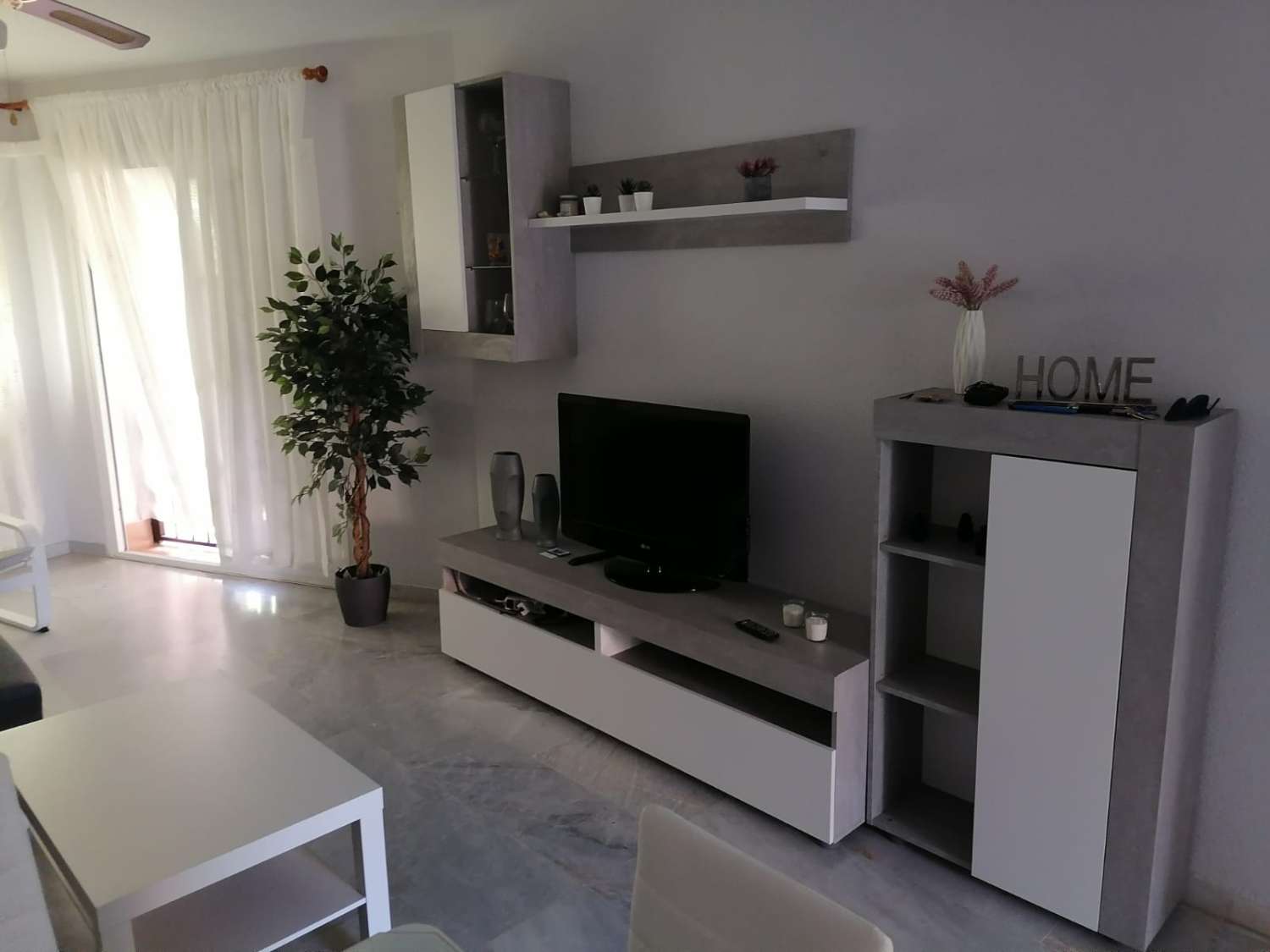 LOCATION À MOYEN TERME DE 1.9.25-28.6.26 BEL APPARTEMENT AU REZ-DE-CHAUSSÉE À 150 MÈTRES DE LA PLAGE À BENALMADENA