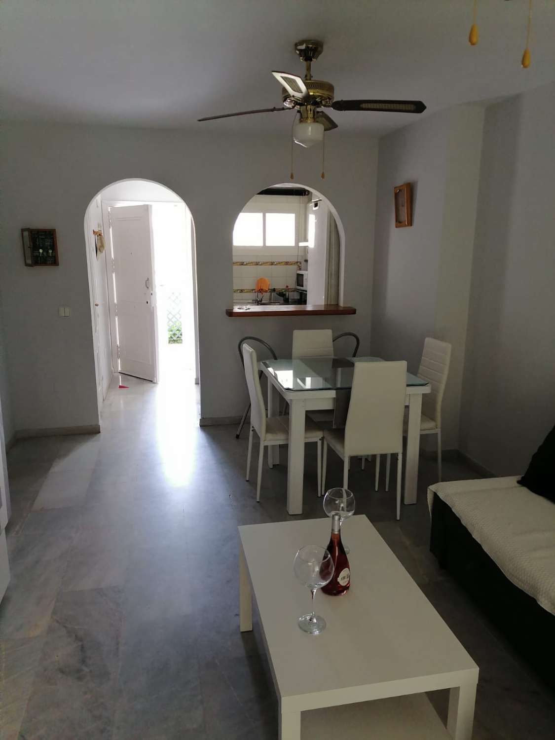 LOCATION À MOYEN TERME DE 1.9.25-28.6.26 BEL APPARTEMENT AU REZ-DE-CHAUSSÉE À 150 MÈTRES DE LA PLAGE À BENALMADENA