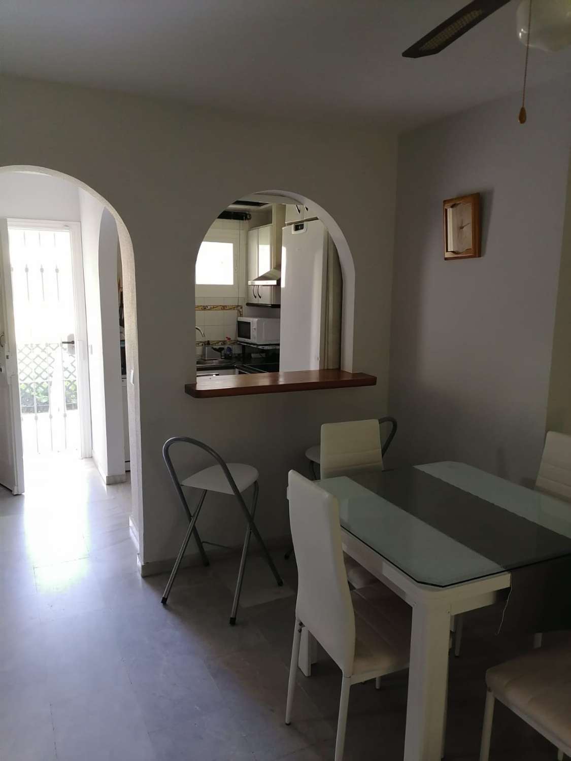 LOCATION À MOYEN TERME DE 1.9.25-28.6.26 BEL APPARTEMENT AU REZ-DE-CHAUSSÉE À 150 MÈTRES DE LA PLAGE À BENALMADENA