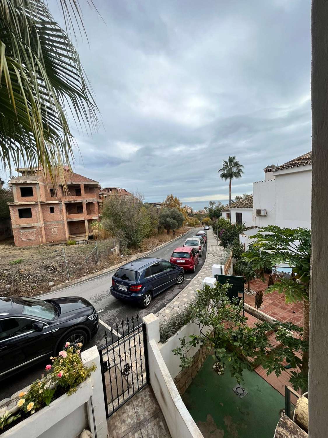 LARGA TEMPORADA . SE ALQUILA DESDE 1 DE NOVIEMBRE BONITO CHALET ADOSADO EN TORREMUELLE (BENALMADENA)