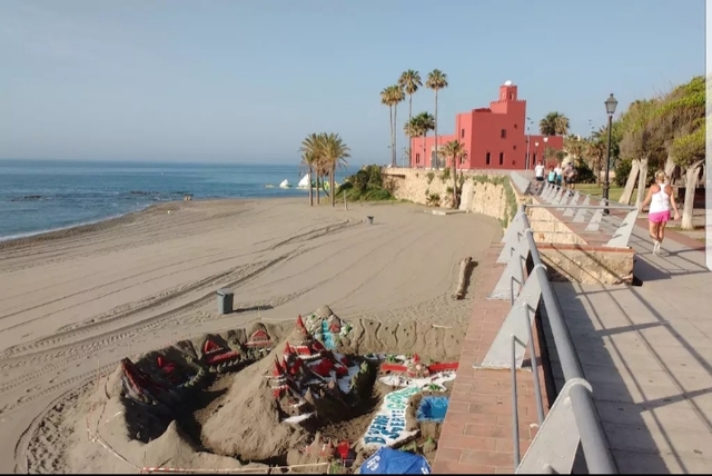 half seizoen. Te huur vanaf 1.10.24-31.5.25 volledig gerenoveerd appartement met uitzicht op zee op 30 meter van het strand