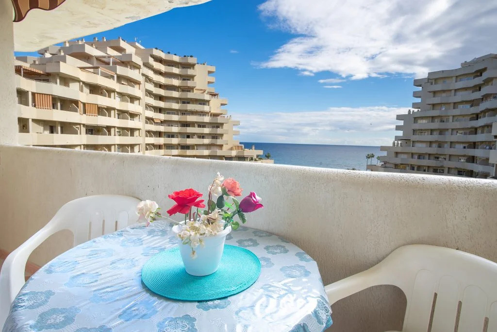 half season. For rent from 1.10.24-31.5.25 fully refurbished apartment with sea views 30 meters from the beach