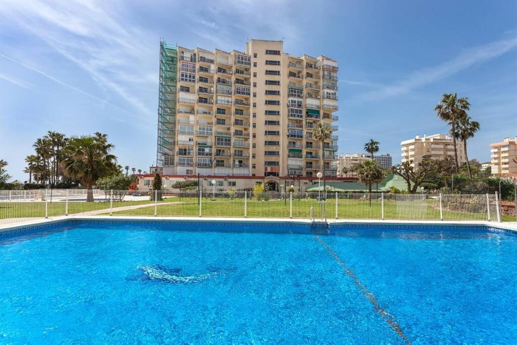 Demi-saison . A louer du 1.5.25-31.5.24 et du 15.9.25-15.6.26 Bel appartement 1 chambre sur la plage de la 2ème ligne à Benalmadena