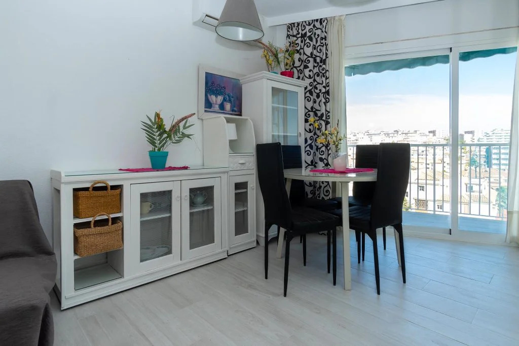 Media temporada . Se alquila desde 1.5.25-31.5.24 y de 15.9.25-15.6.26 bonito  apartamento  de 1 dormitorio en 2ª linea de playa en Benalmadena