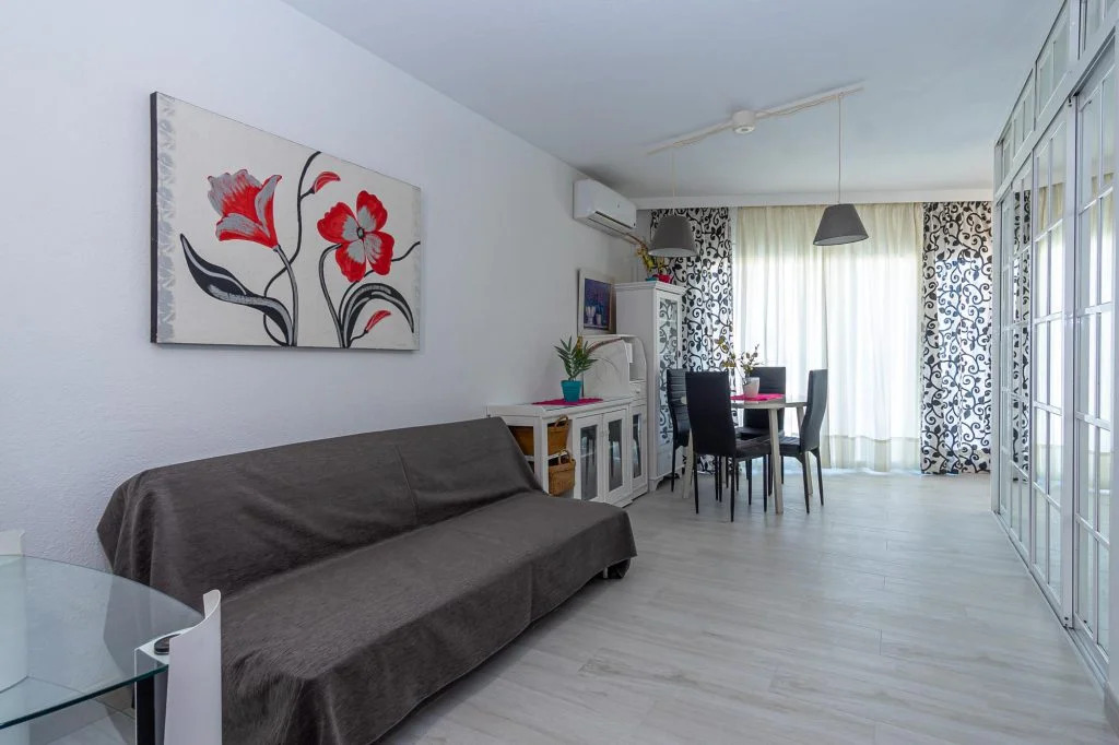 Half seizoen . Te huur van 1.5.25-31.5.24 en van 15.9.25-15.6.26 Leuk 1 slaapkamer appartement aan 2e lijn strand in Benalmádena