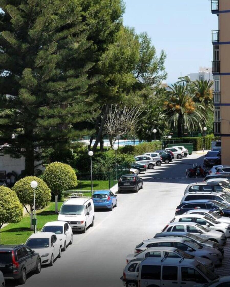 HALV SÄSONG .DET HYRS FRÅN OCH MED NU.-31.5.25 TREVLIG LÄGENHET MED HAVSUTSIKT I BENALMADENA