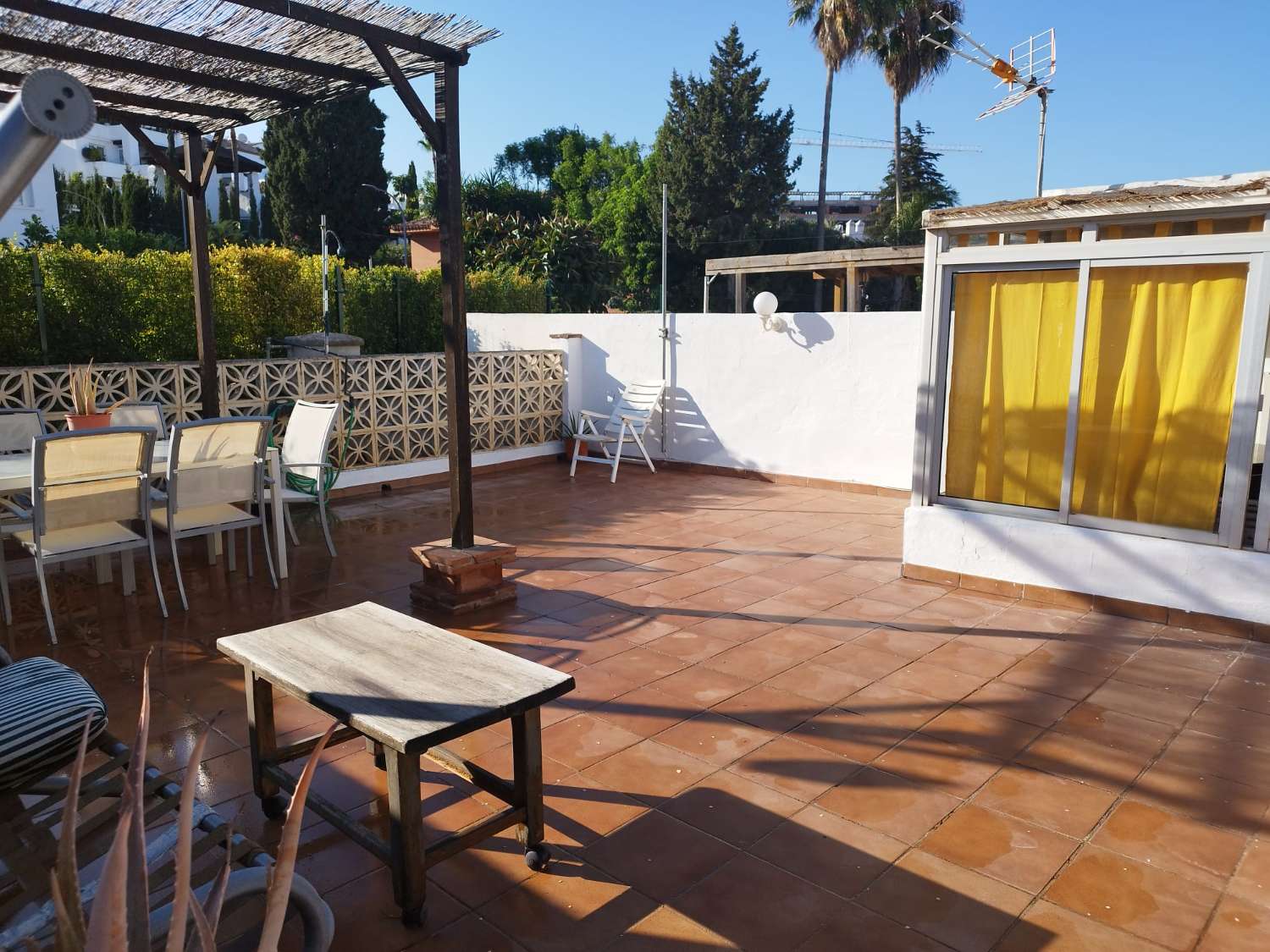 SE VENDE BONITO CHALET ADOSADO EN LA ZONA DE MONTEMAR  CON VISTAS LATERALES AL MAR DESDE EL SOLARIUM (TORREMOLINOS)