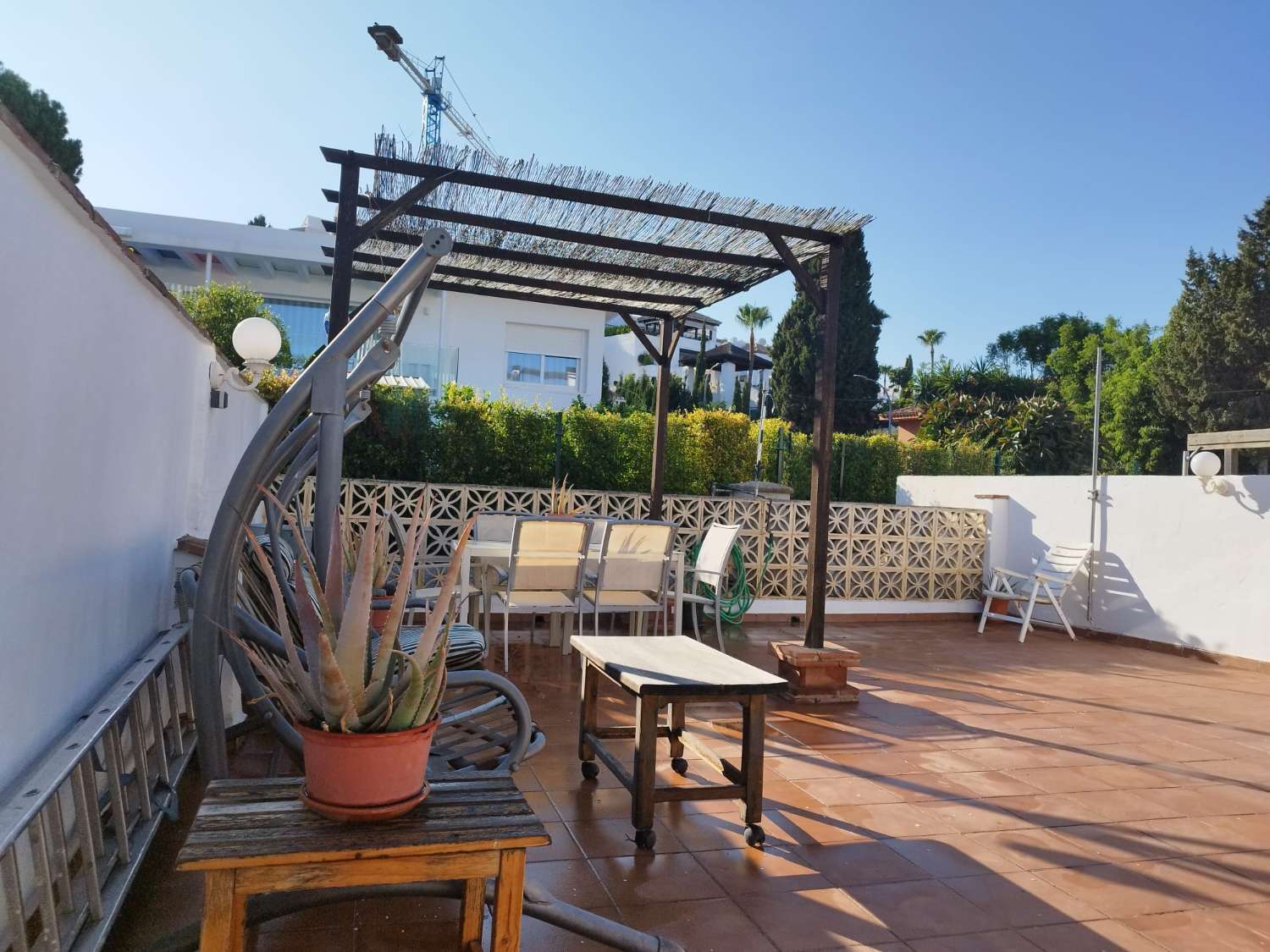 SE VENDE BONITO CHALET ADOSADO EN LA ZONA DE MONTEMAR  CON VISTAS LATERALES AL MAR DESDE EL SOLARIUM (TORREMOLINOS)