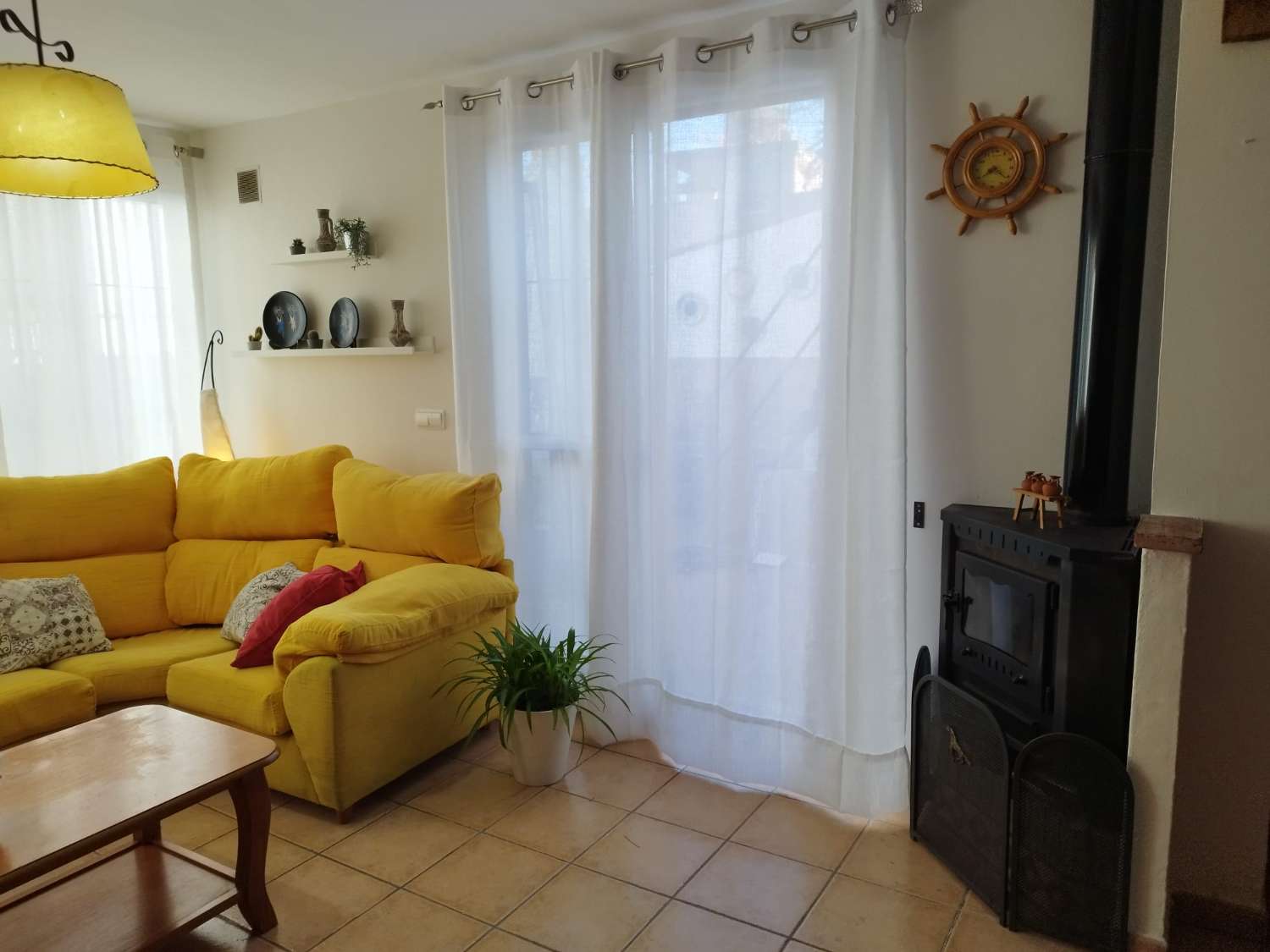 SE VENDE BONITO CHALET ADOSADO EN LA ZONA DE MONTEMAR  CON VISTAS LATERALES AL MAR DESDE EL SOLARIUM (TORREMOLINOS)