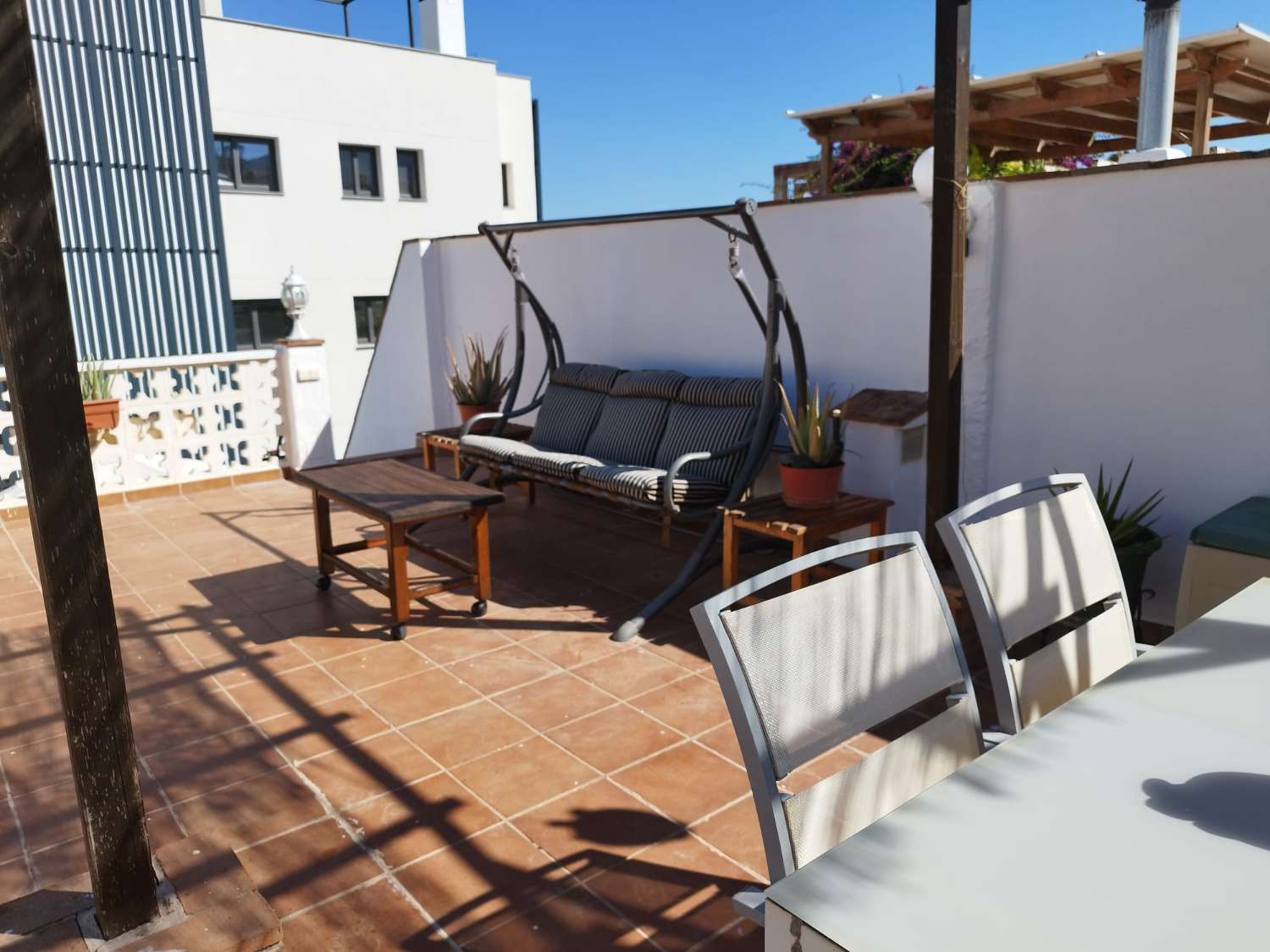 SE VENDE BONITO CHALET ADOSADO EN LA ZONA DE MONTEMAR  CON VISTAS LATERALES AL MAR DESDE EL SOLARIUM (TORREMOLINOS)