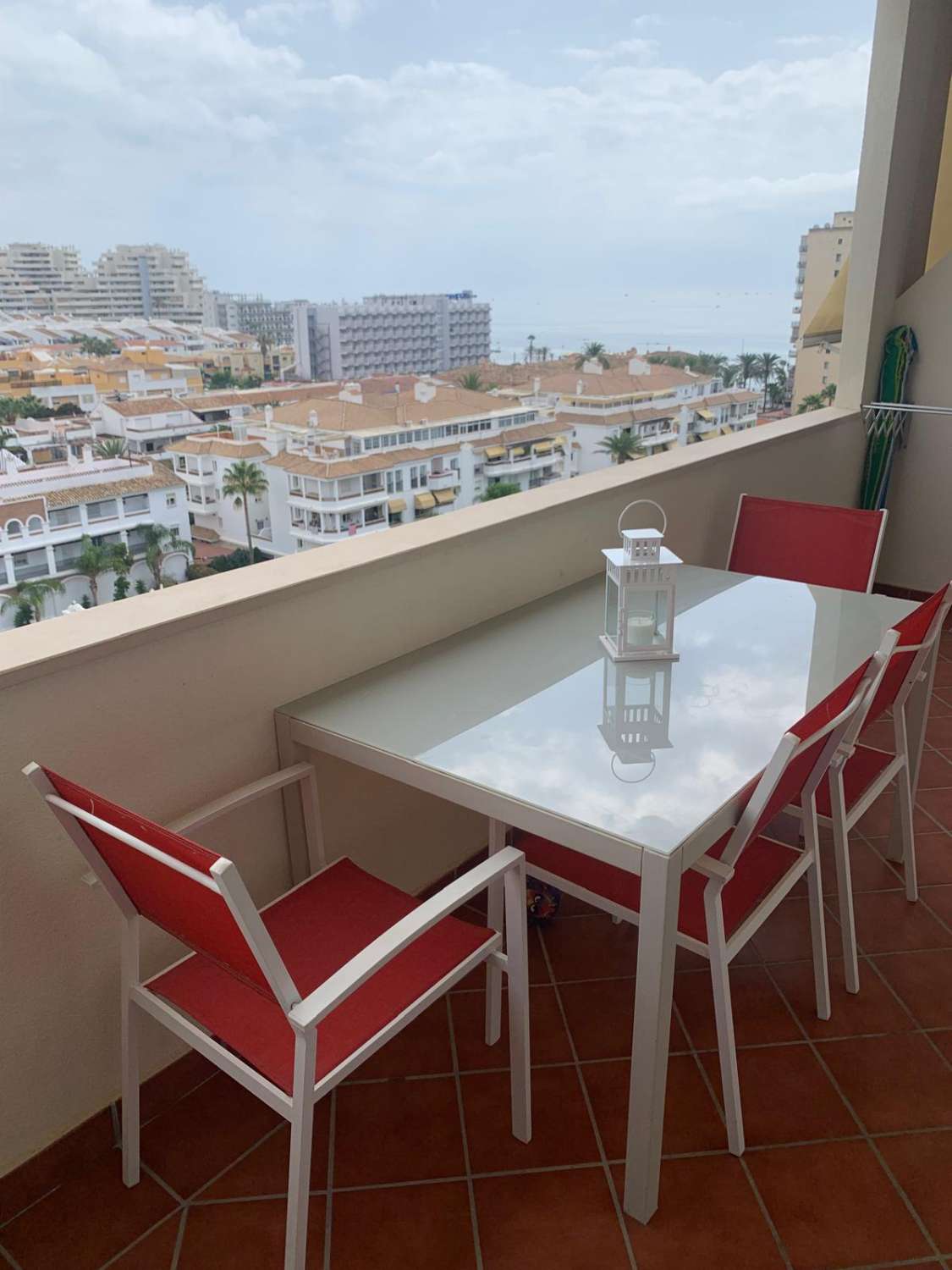 MEDIA TEMPORADA Se alquila desde ahora -30.6.2025 con vistas preciosas al mar  bonito apartamento a 200 metros de la playa en Benalmádena