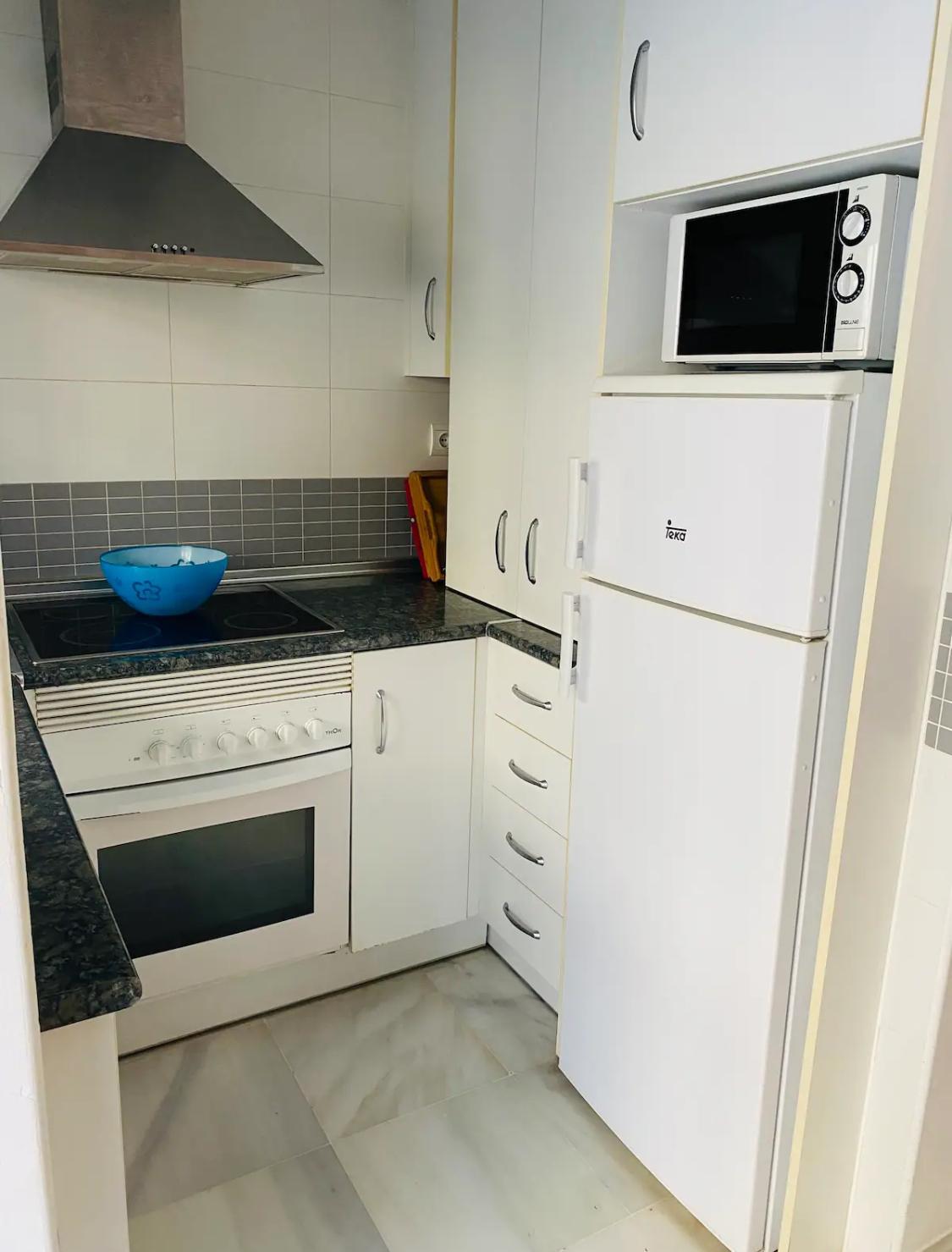 SE VENDE BONITO APARTAMENTO EN ZONA  PLAYA DE CARVAJAL  (FUENGIROLA)