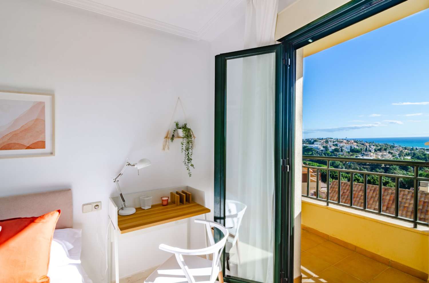 Location à long terme dès maintenant, magnifique propriété à Torrequebrada avec vue sur le terrain de golf et la mer