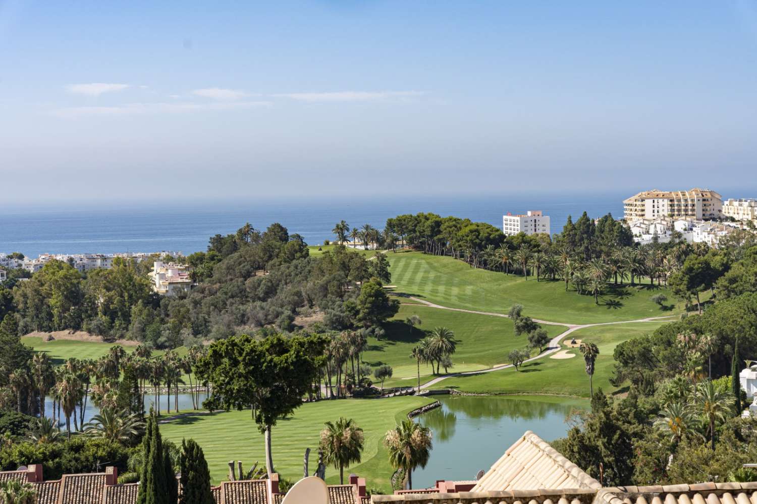 Se alquila para larga temporada desde ya, magnífica propiedad en Torrequebrada con vistas al campo de golf y al mar