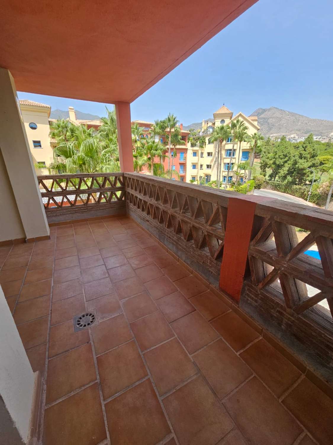 Se vende precioso apartamento en Benalmadena con la vistas despejadas al campo de Golf.