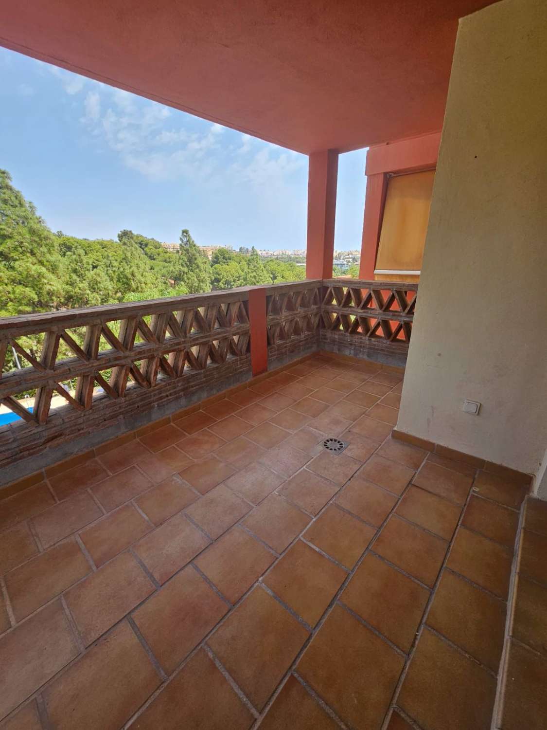 Se vende precioso apartamento en Benalmadena con la vistas despejadas al campo de Golf.