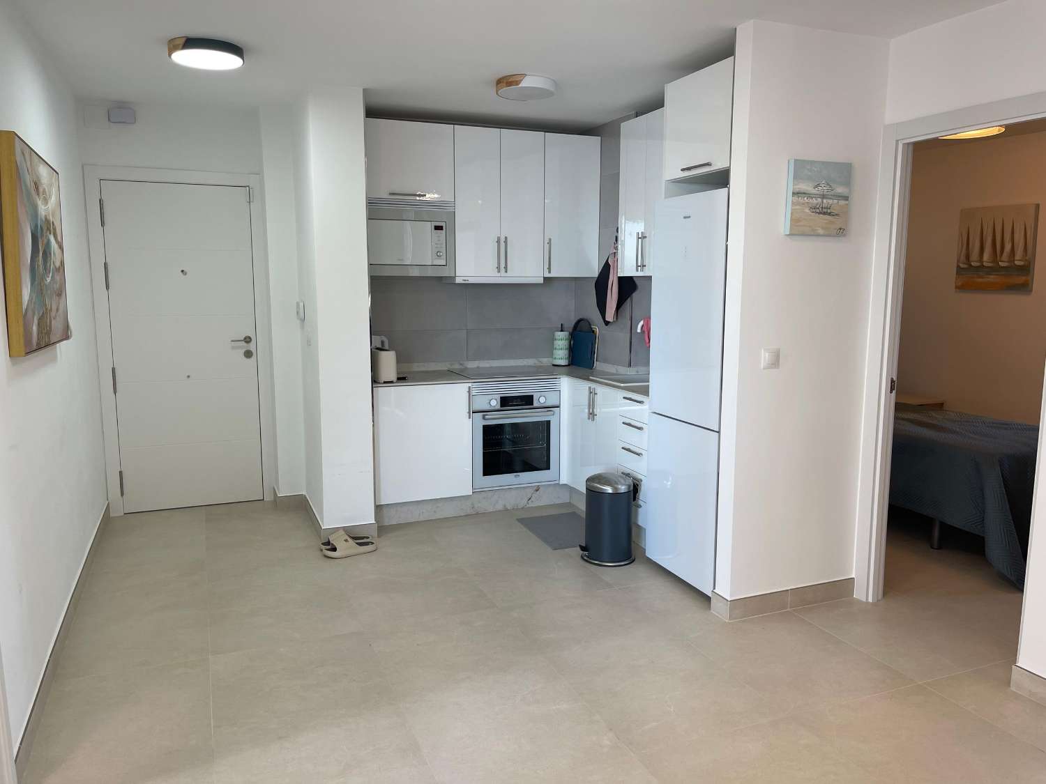 DEMI-SAISON. MAGNIFIQUE APPARTEMENT À LOUER DU 1/10/2024 AU 31/5/25 À FUENGIROLA AVEC VUE SUR LA MER