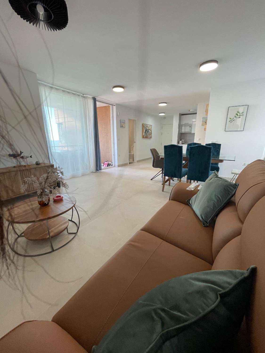 DEMI-SAISON. MAGNIFIQUE APPARTEMENT À LOUER DU 1/10/2024 AU 31/5/25 À FUENGIROLA AVEC VUE SUR LA MER