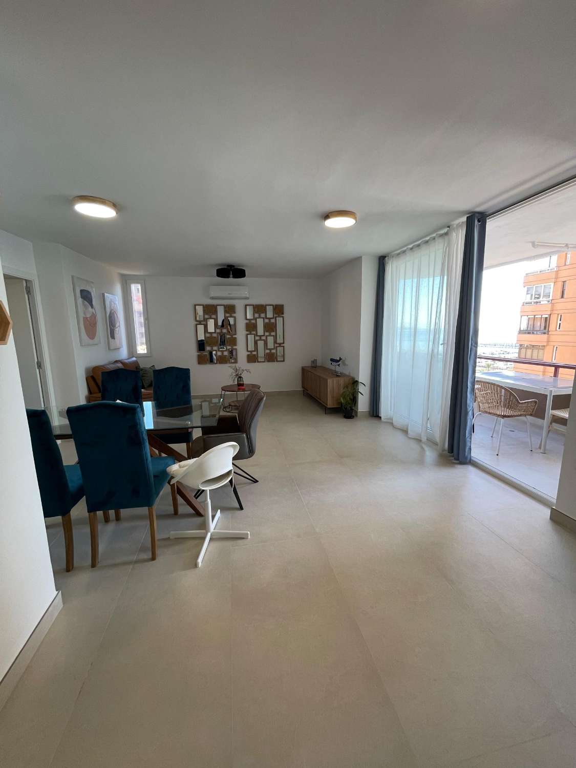 DEMI-SAISON. MAGNIFIQUE APPARTEMENT À LOUER DU 1/10/2024 AU 31/5/25 À FUENGIROLA AVEC VUE SUR LA MER