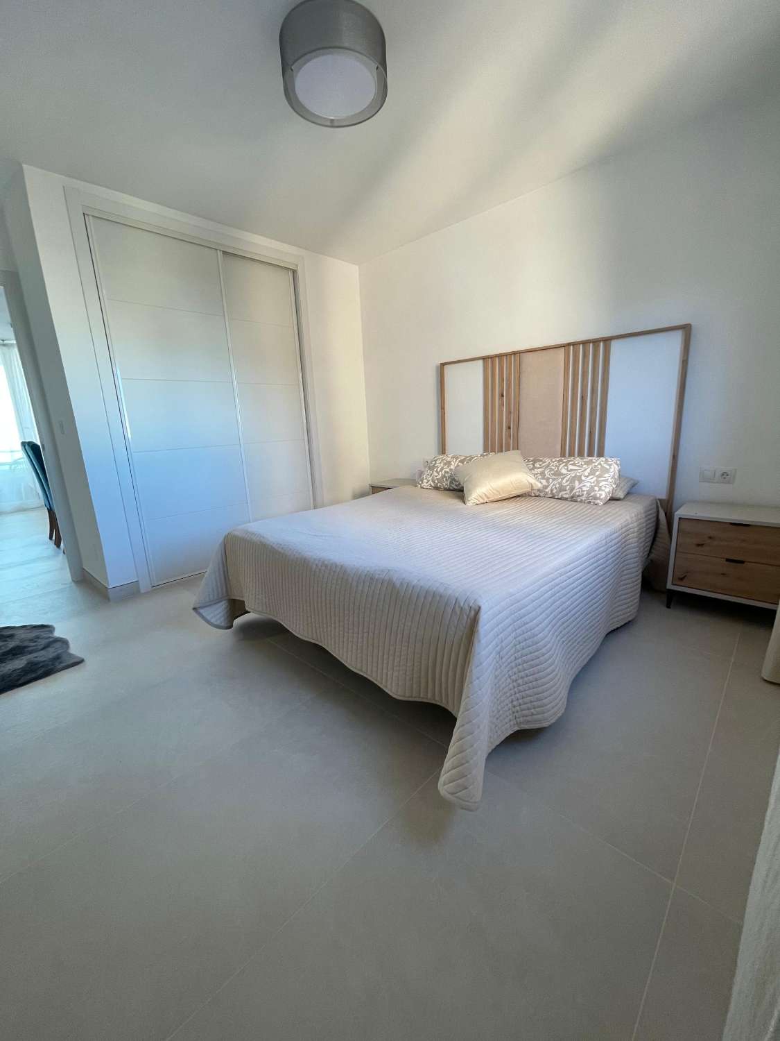 DEMI-SAISON. MAGNIFIQUE APPARTEMENT À LOUER DU 1/10/2024 AU 31/5/25 À FUENGIROLA AVEC VUE SUR LA MER