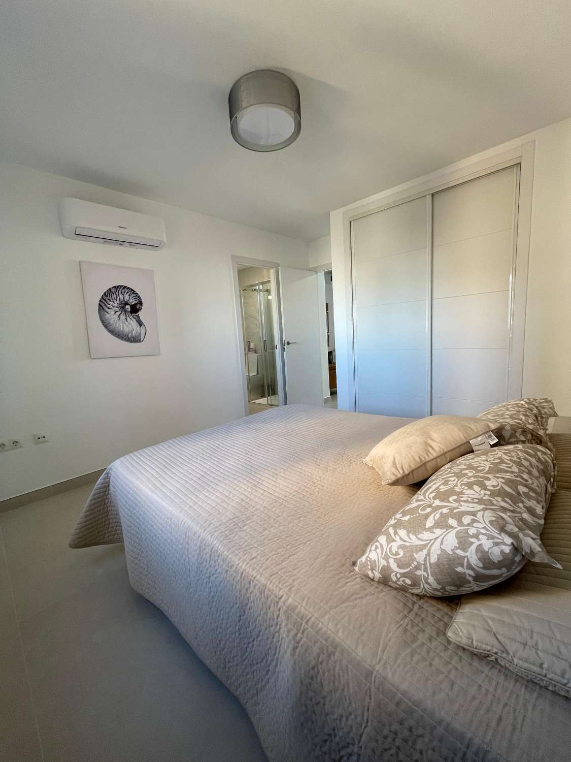 DEMI-SAISON. MAGNIFIQUE APPARTEMENT À LOUER DU 1/10/2024 AU 31/5/25 À FUENGIROLA AVEC VUE SUR LA MER