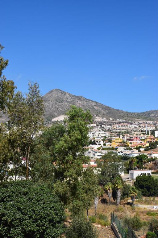 HALV SÄSONG. UTHYRES FRÅN OCH MED NU TILL 30.6.25 VACKER LÄGENHET MED HAVSUTSIKT I BENALMADENA